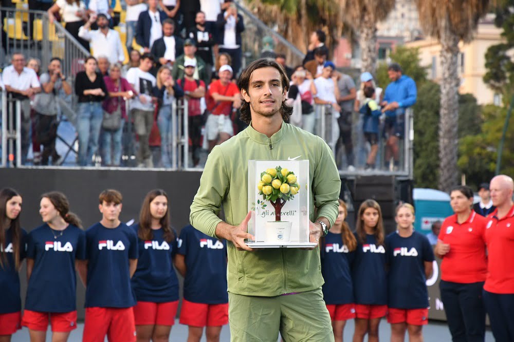 Lorenzo Musetti: “Dedico il trofeo a coach Simone Tartarini. Festeggiamenti? Sì, con una pizza enorme”