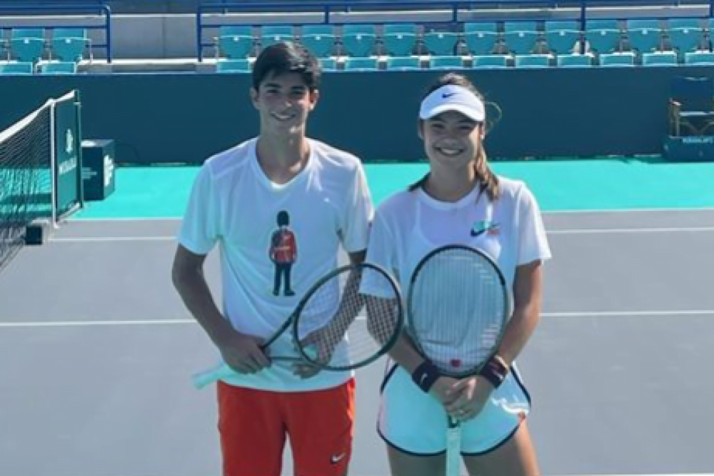 Emma Raducanu prepara il torneo ad Abu Dhabi con il giovane talento azzurro Federico Cinà