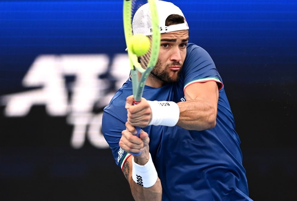 United Cup, Tsitsipas da campione vero: Berrettini sconfitto in tre set, ma l’Italia è ancora in vantaggio