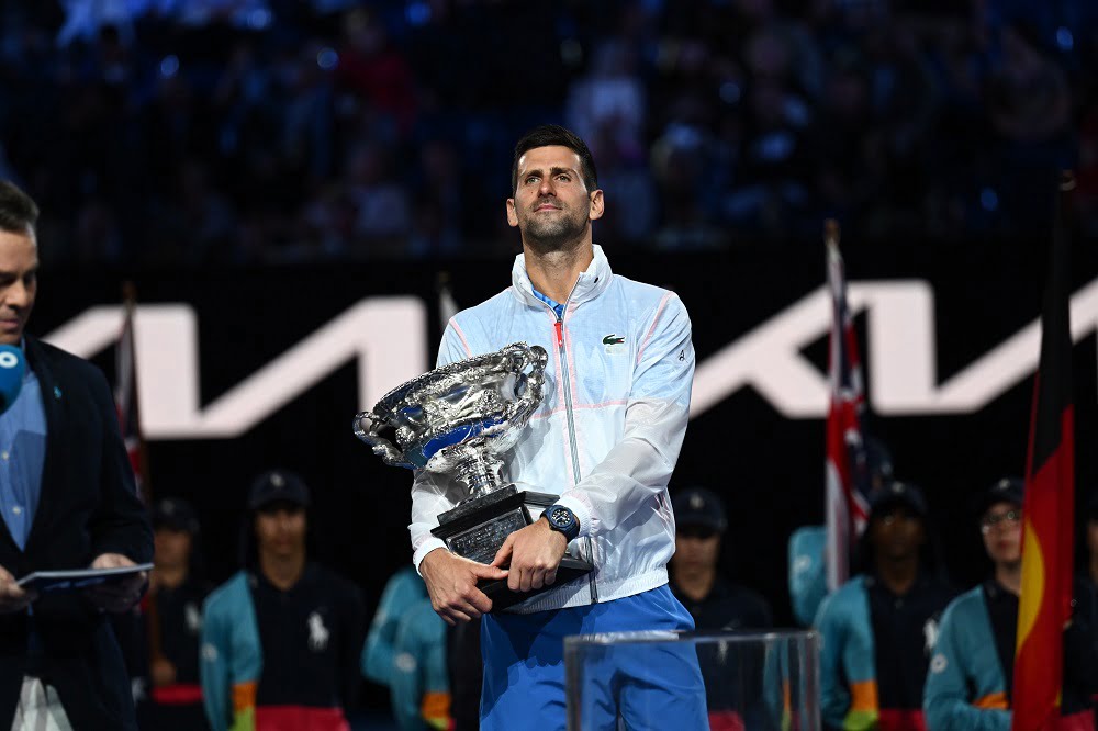 Australian Open, Djokovic scoppia in lacrime dopo la conquista del suo decimo titolo (VIDEO)