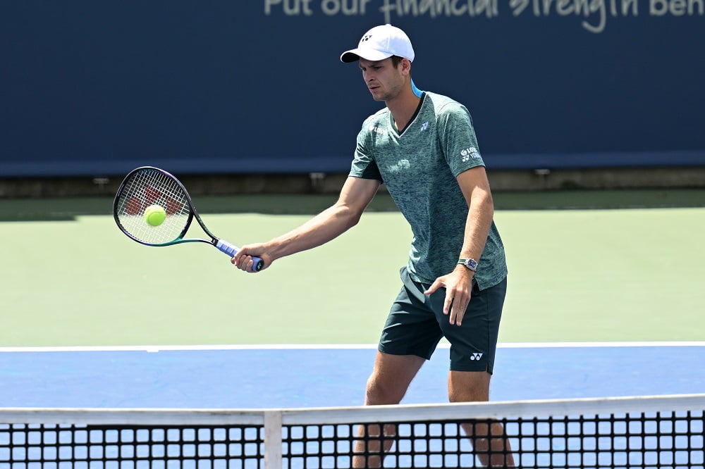 Australian Open, Hurkacz insegue la palla e frana sul misuratore di velocità (VIDEO)