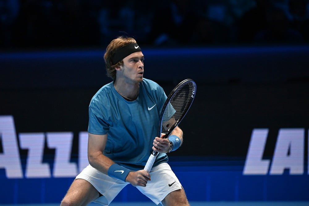 Andrey Rublev chiede una banana e gli arriva da…Daniel Evans (VIDEO)