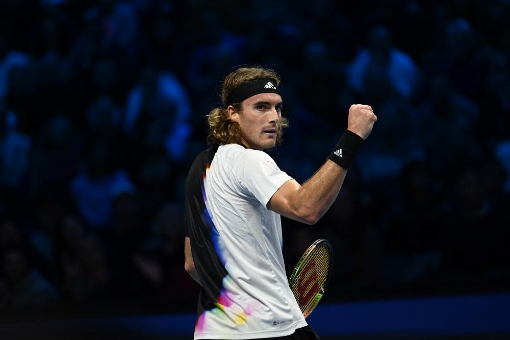 Tsitsipas rompe il silenzio: smentita l’operazione alla schiena, sarà al via del Six Kings Slam
