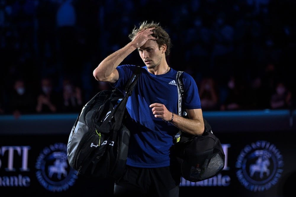 Zverev, oltre al danno la beffa: un uccello lo “battezza” durante la partita con Mmoh (VIDEO)