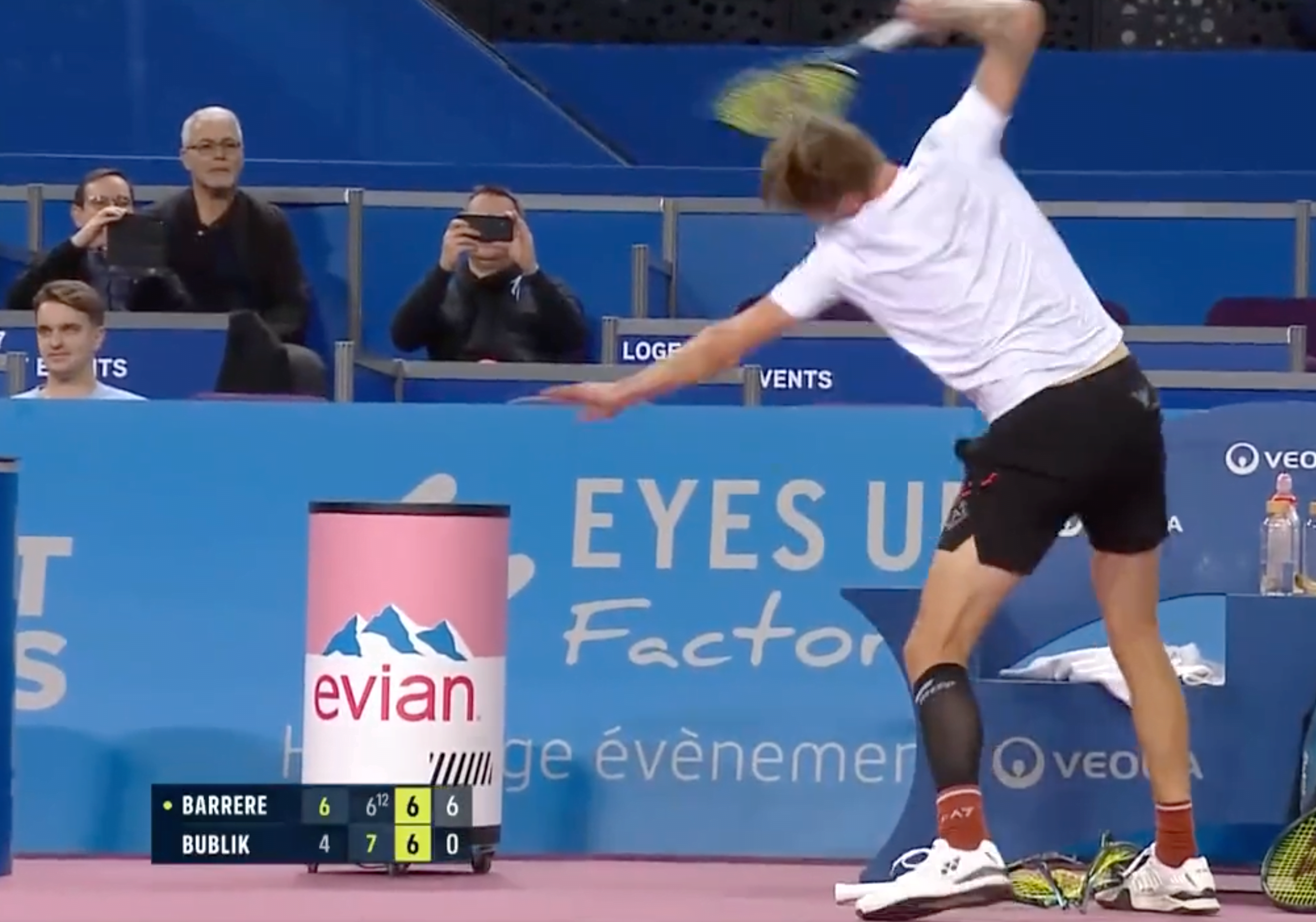 ATP Montpellier, Bublik perde le staffe e disintegra tre racchette in 30 secondi (VIDEO)