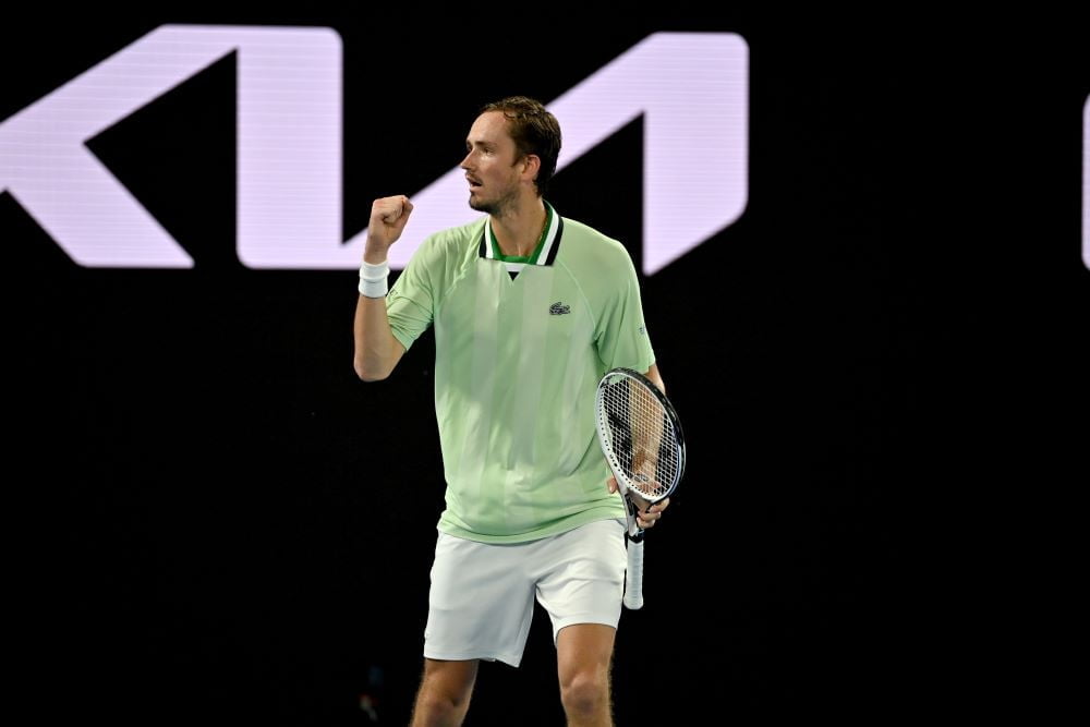 Indian Wells, Medvedev più forte di infortuni e polemiche: batte un ritrovato Zverev e vola ai quarti