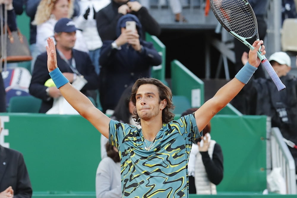 Masters 1000 Monte-Carlo, Musetti fa la storia: batte Djokovic per la prima volta in carriera e guadagna il derby con Sinner nei quarti