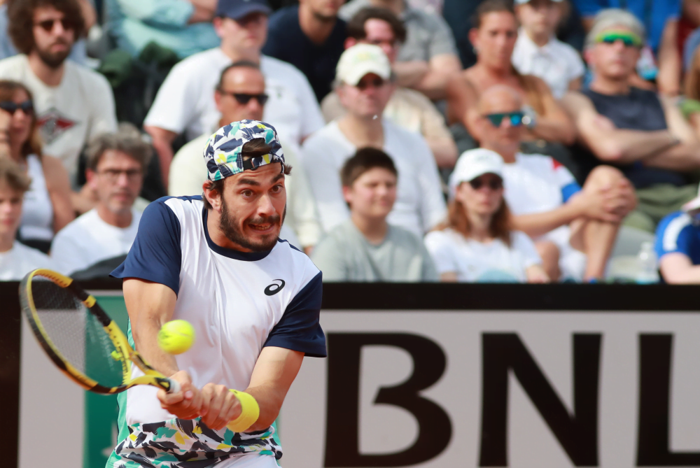 ATP 250 Estoril, termina all’esordio il torneo di Zeppieri: Joao Sousa si impone in tre set