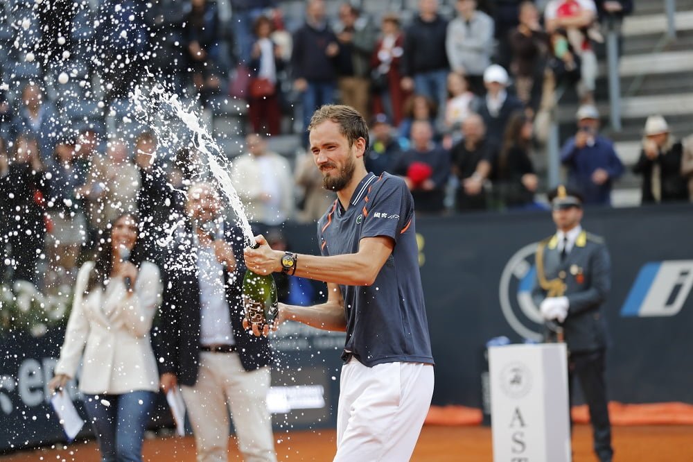 Internazionali BNL d’Italia, sboccia l’amore tra Medvedev e la terra: è lui il campione