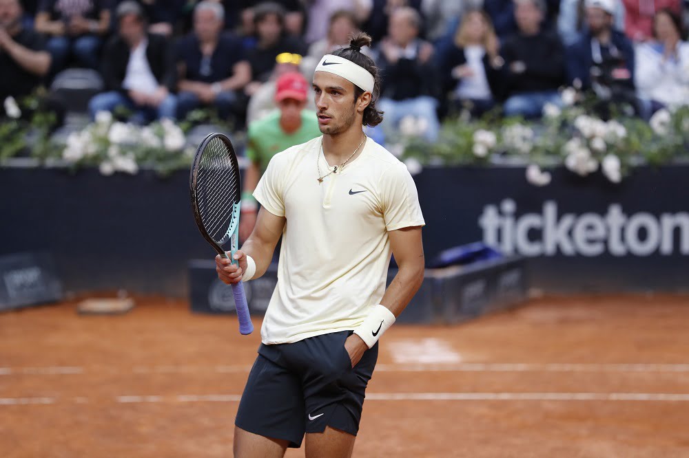 Internazionali BNL d’Italia: Musetti batte Tiafoe ed è agli ottavi, Tsitsipas elimina Sonego