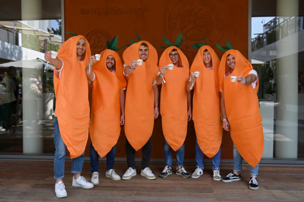 INTERVISTA – Impazza sui social il fenomeno “Carota Boys”, i sostenitori di Jannik Sinner che colorano il Roland Garros