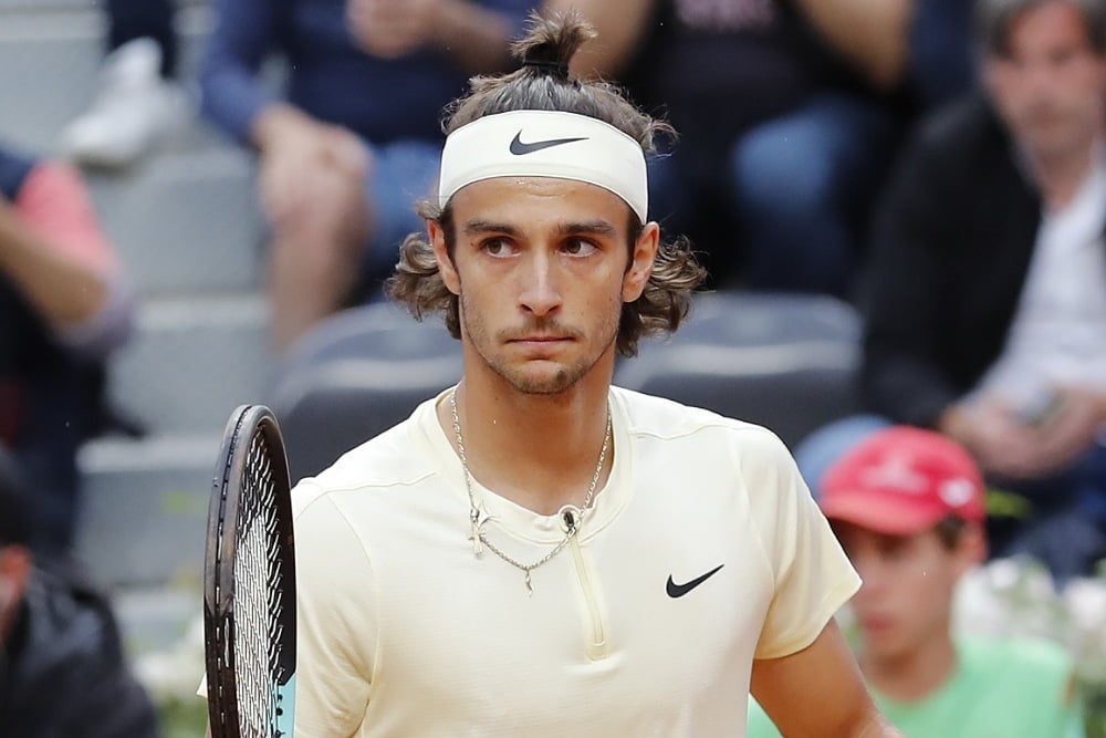 Internazionali BNL d’Italia, Musetti fuori a testa alta nella notte romana: ai quarti ci va Tsitsipas