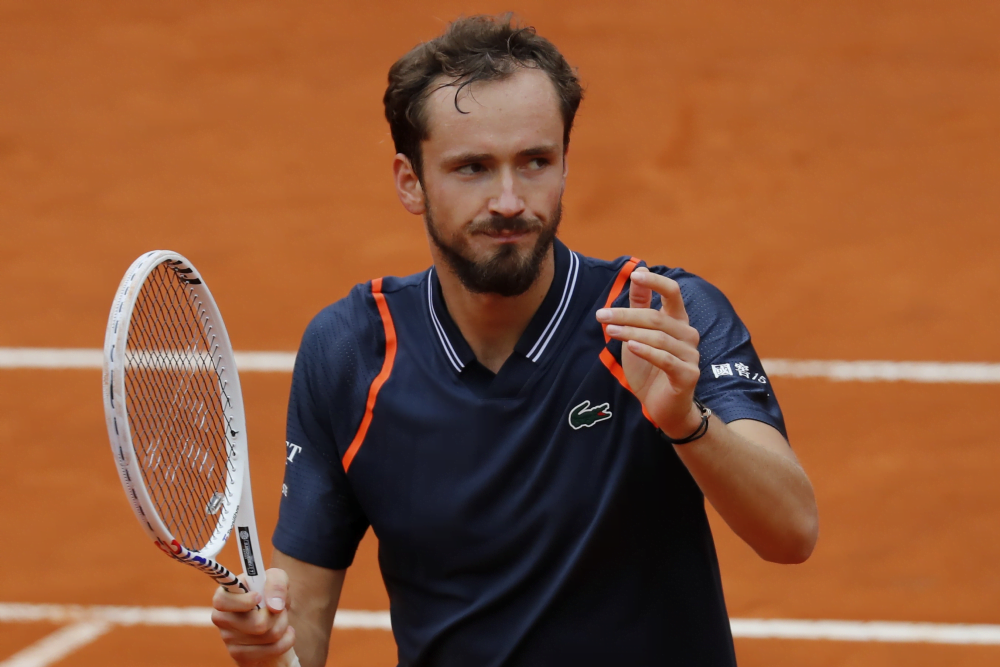 Internazionali BNL d’Italia, Medvedev più forte anche della pioggia: batte Tsitsipas e vola in finale