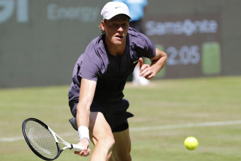 ATP Halle, spettacolo nel derby azzurro: Sinner ha la meglio su Sonego e avanza ai quarti