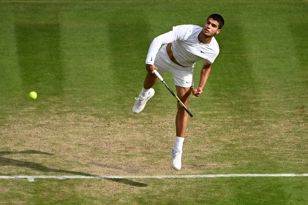 Wimbledon, vincono all’esordio Alcaraz, Murray e Rybakina. Tutto rimandato a mercoledì sugli altri campi