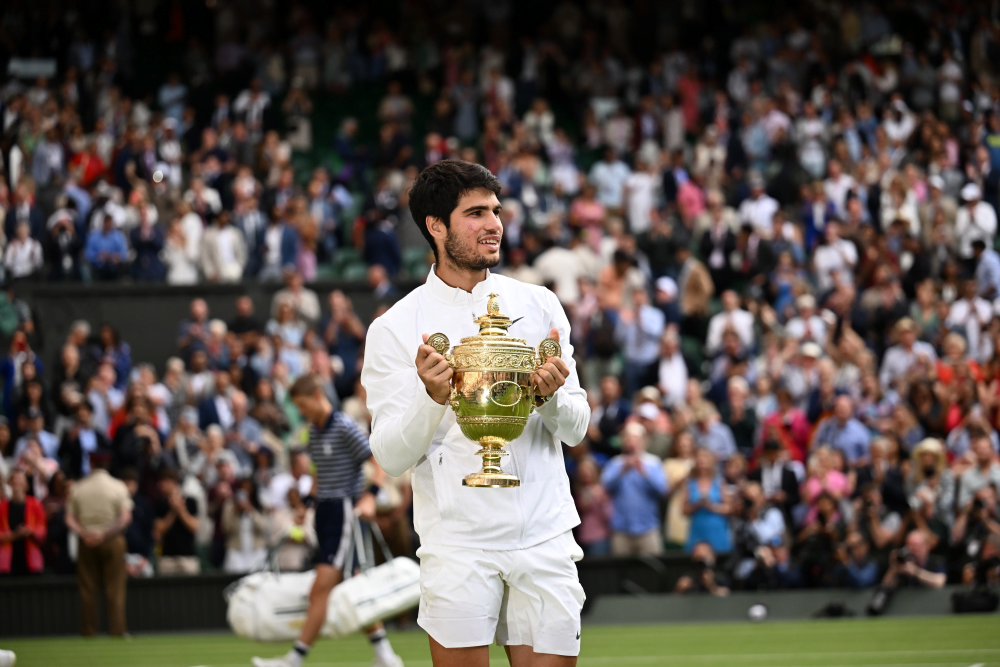 Alcaraz diventa re a Wimbledon: battuto Djokovic al quinto. E resta numero 1 del mondo