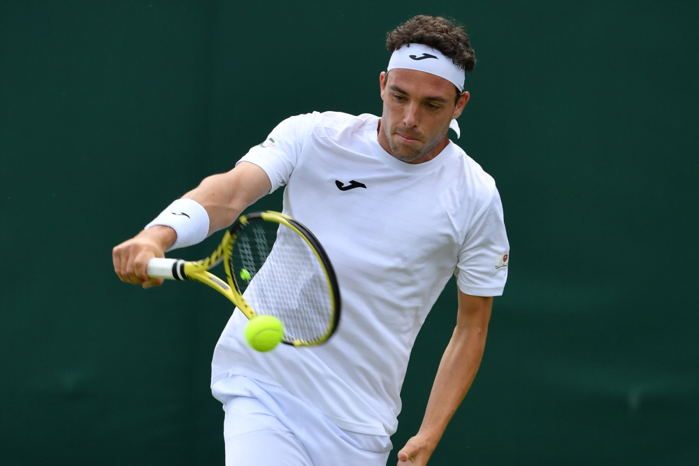 Wimbledon, Arnaldi e Cecchinato vincono il primo set ma cadono in rimonta: al secondo turno ci vanno Carballes Baena e Jarry