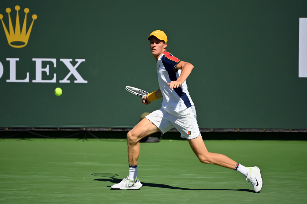 US Open, Sinner si conferma il re dei derby e accede al terzo turno: battuto Sonego in tre set