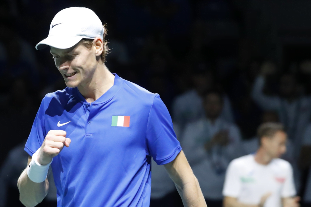 Coppa Davis, Sinner salva tre match point e tiene in vita l’Italia: battuto Djokovic