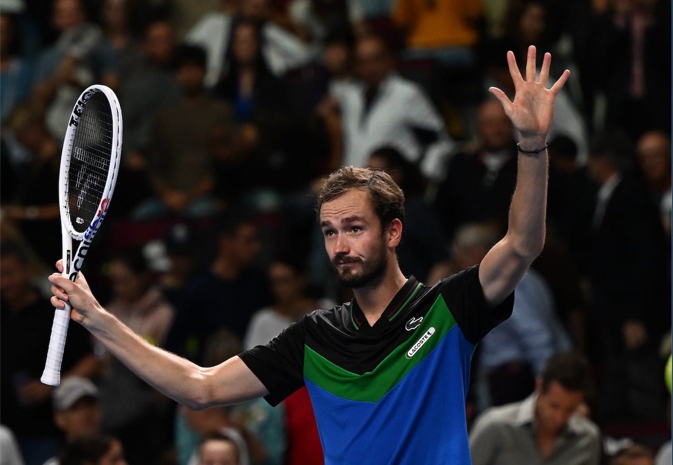 Bercy di polemiche: dal dito medio di Medvedev al finale a notte fonda di Sinner