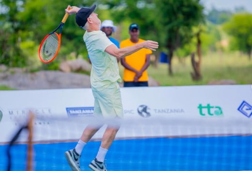 John McEnroe vs Patrick McEnroe: il match nella savana fa discutere