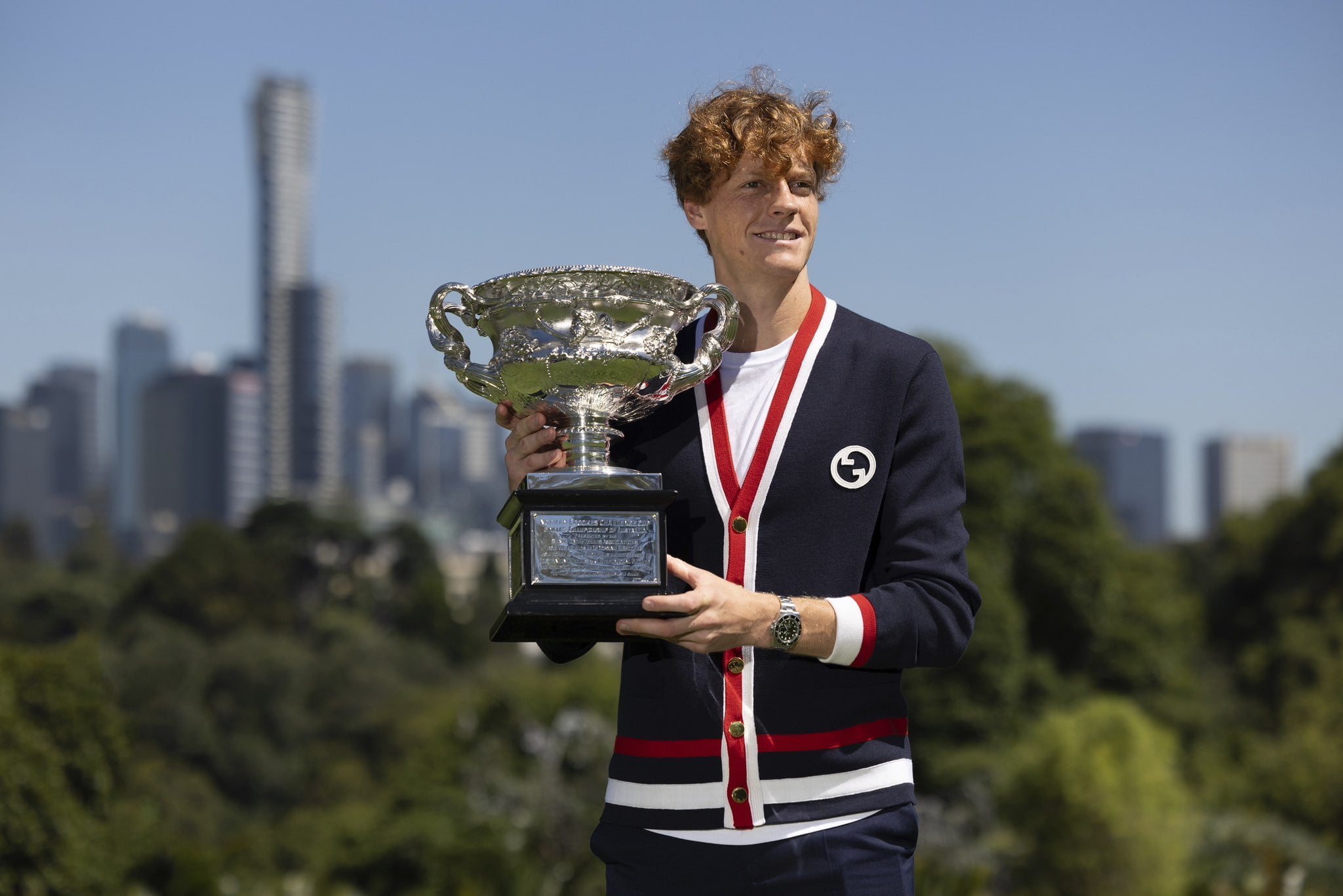 Jannik Sinner in posa con la coppa a Melbourne