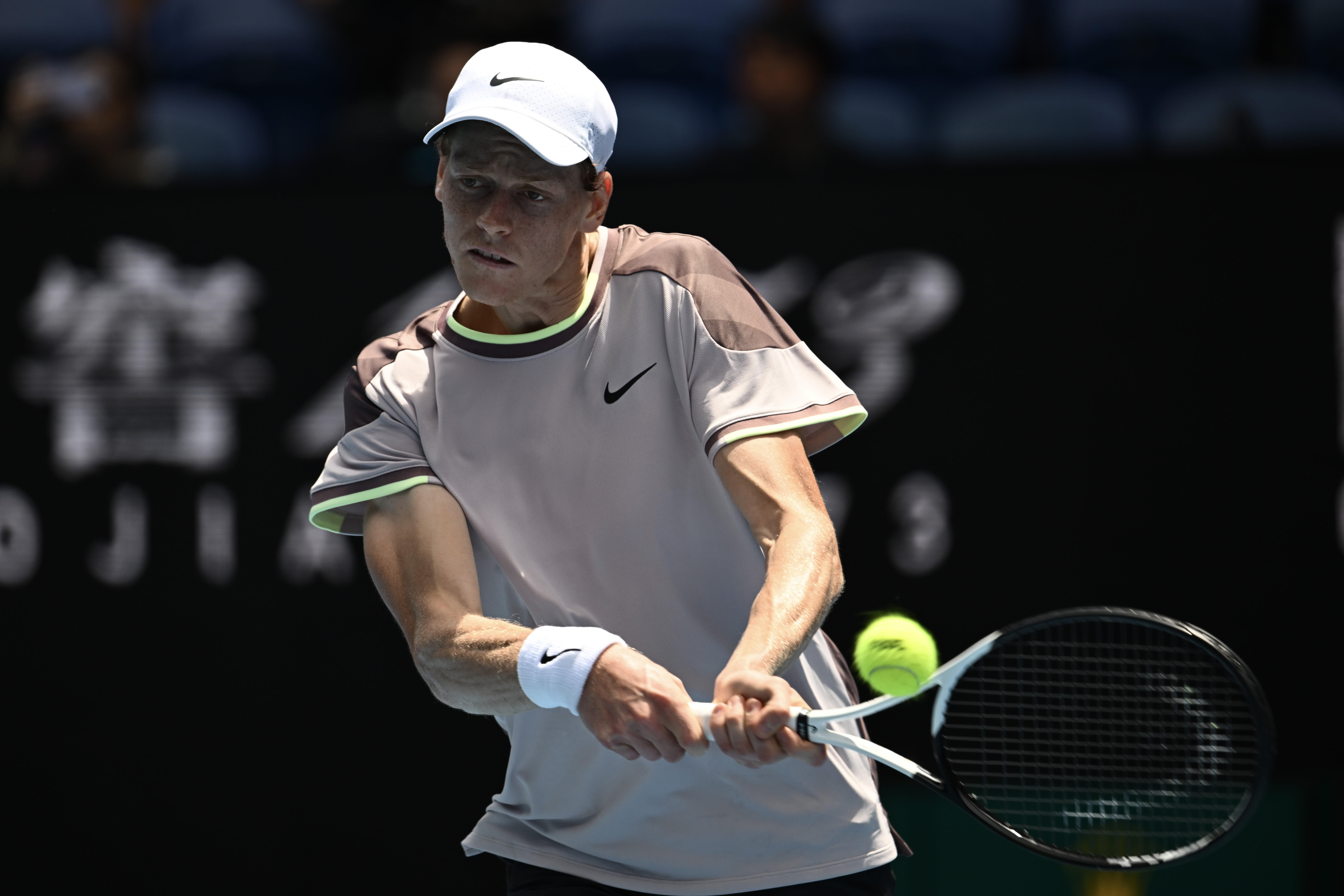 Australian Open, Courier scherza con Sinner: “quale è il segreto della tua racchetta?” (VIDEO)