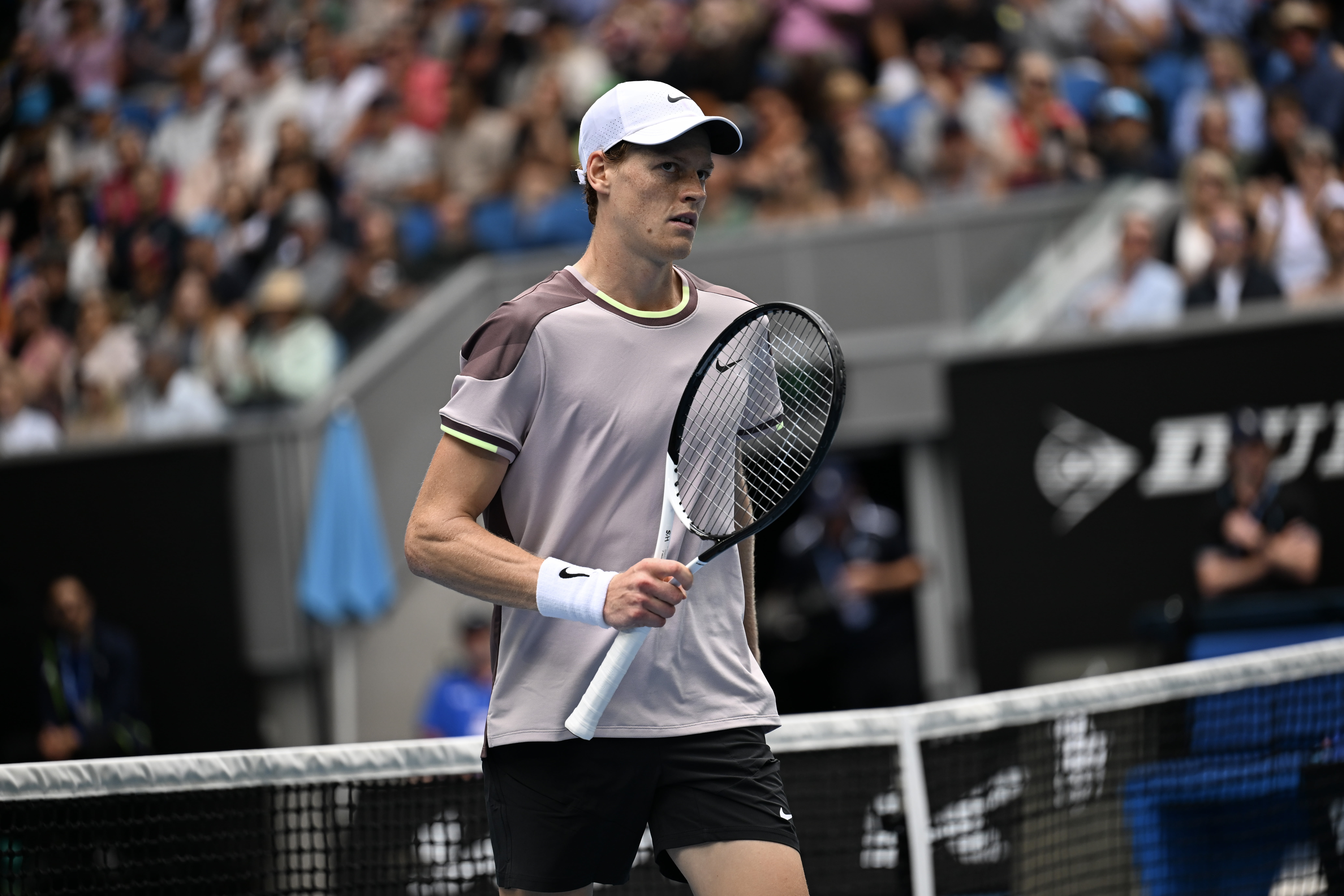 Jannik Sinner supera il difficile esame Khachanov: plana sui quarti di finale