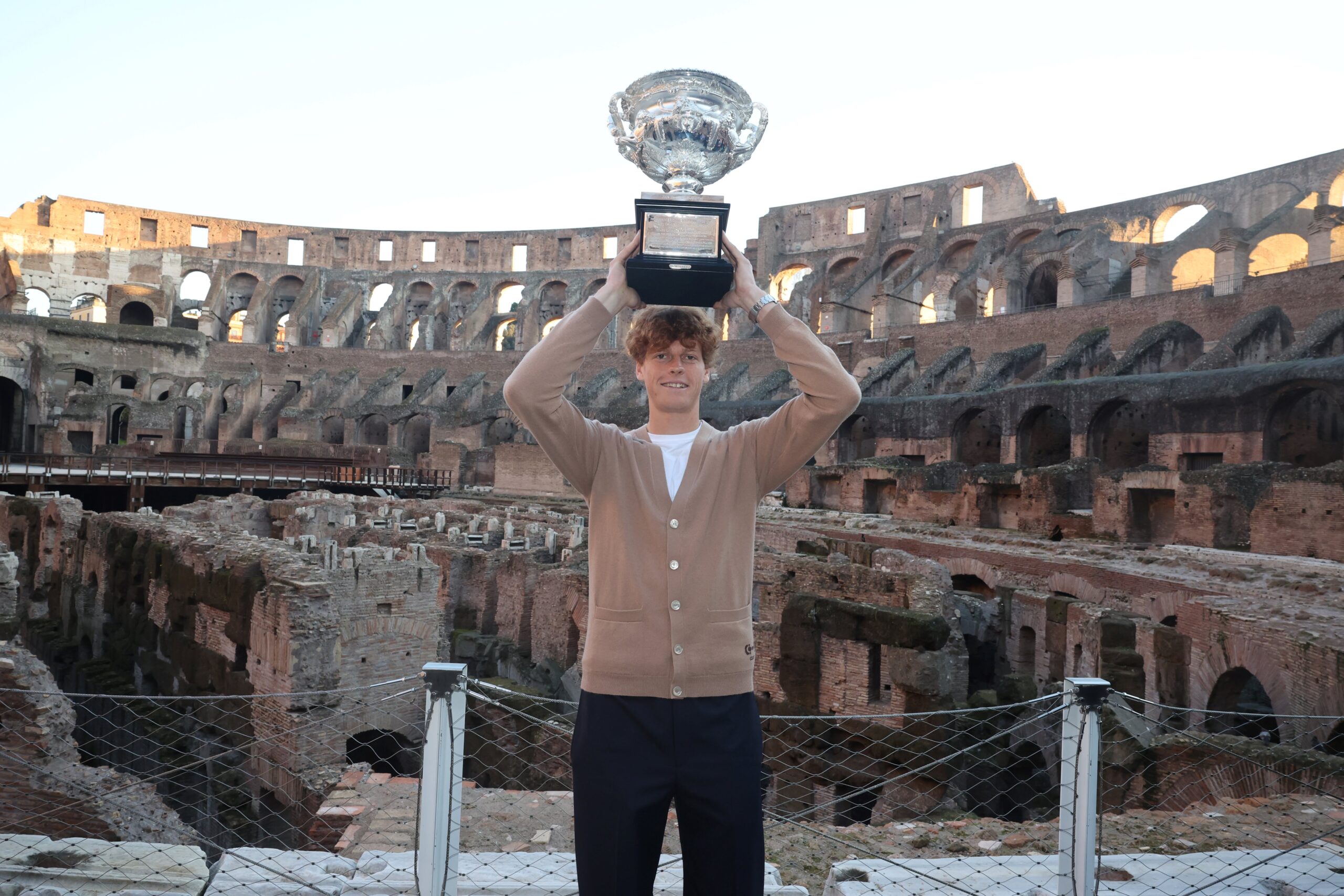 Sinner in posa con il Norman Brooks Trophy al Colosseo (FOTO)