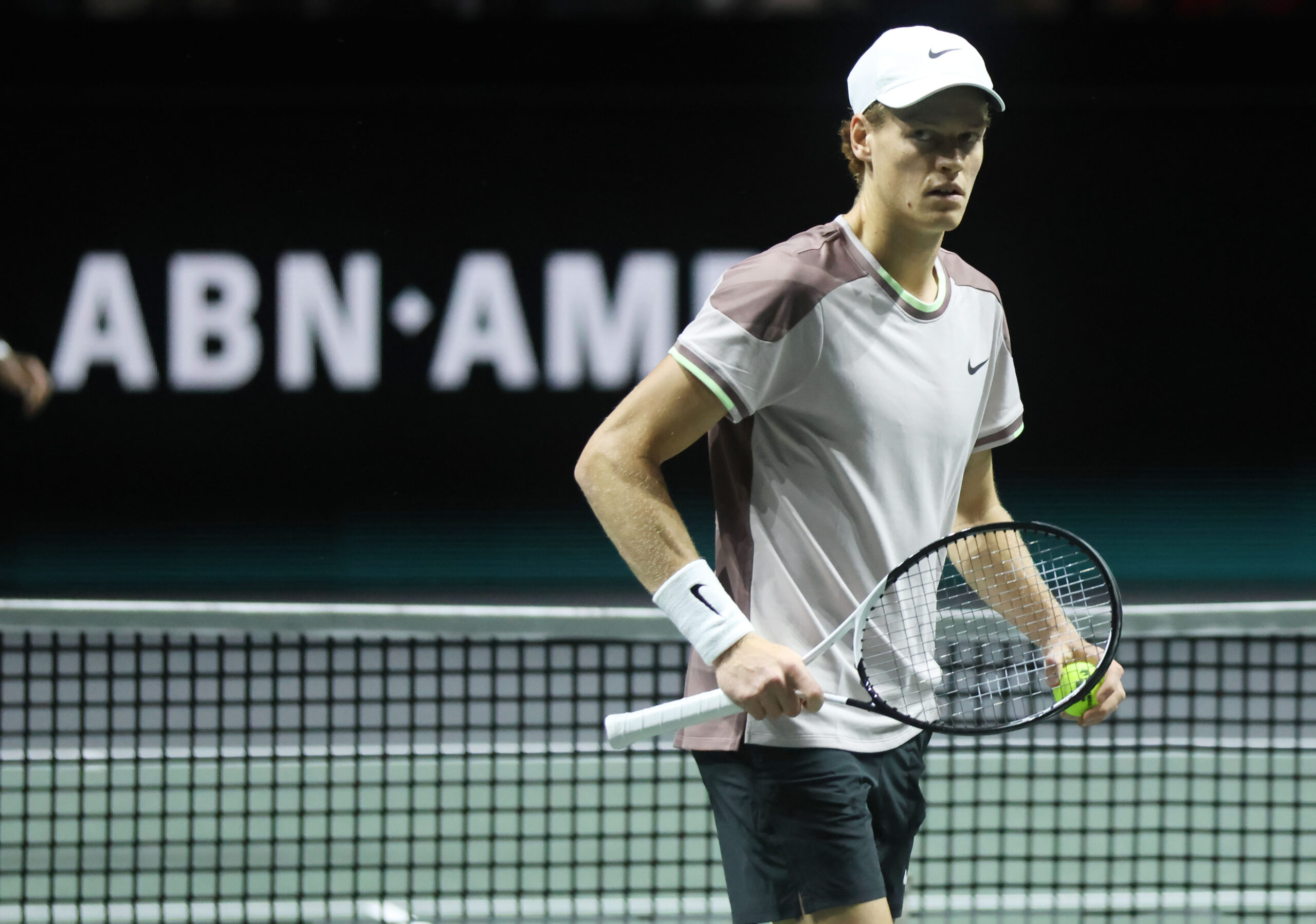 Sinner fatica, ma batte anche Monfils: è nei quarti a Rotterdam