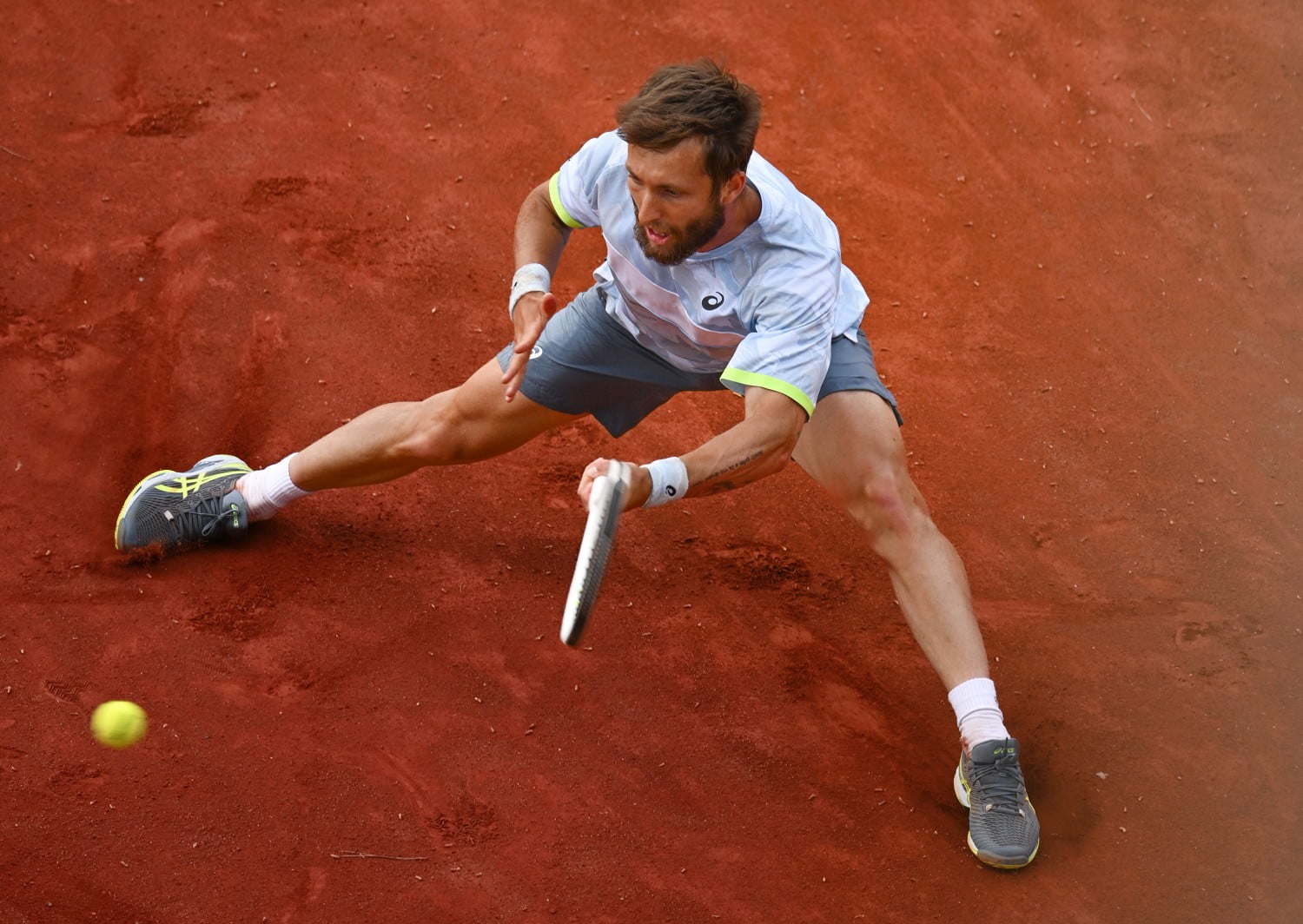 L’ultima folle idea di Corentin Moutet: beve la Pepsi durante il match (VIDEO)