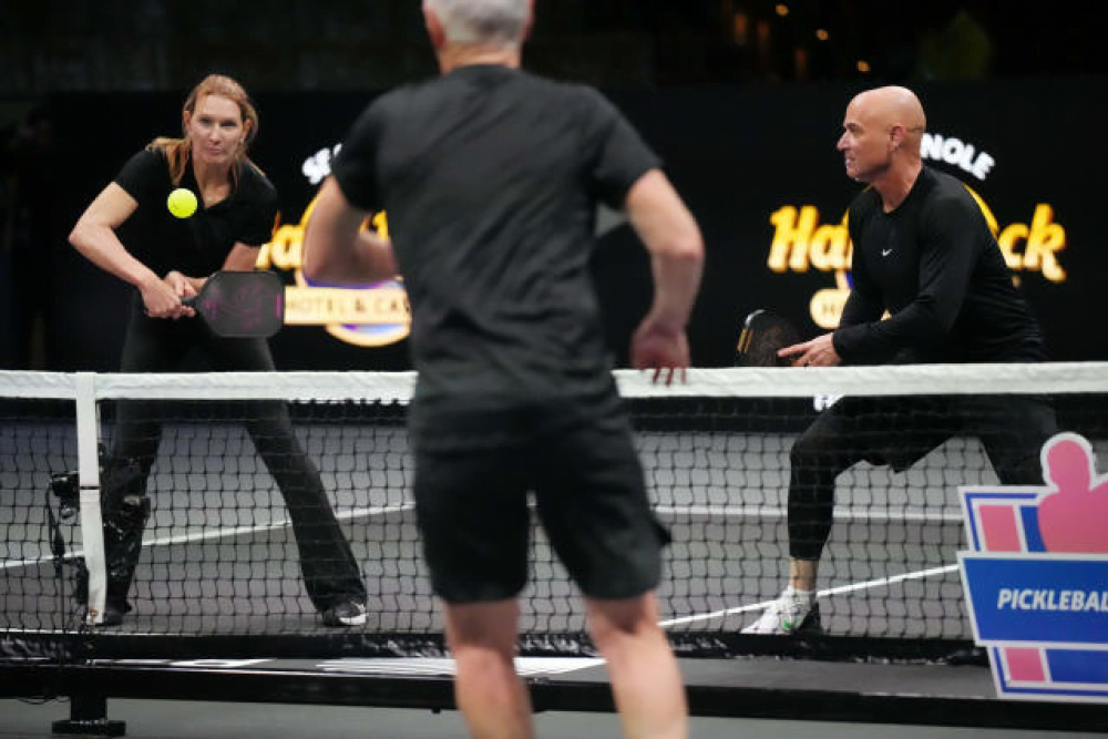 Graf/Agassi contro Sharapova/McEnroe, sfida tra campioni a pickleball (VIDEO)