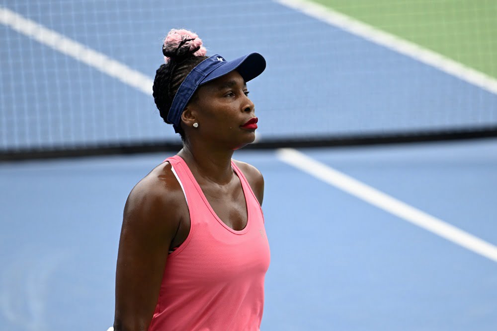 “Cosa gioca a fare, dovrebbe ritirarsi”: polemiche sul ritorno in campo di Venus Williams