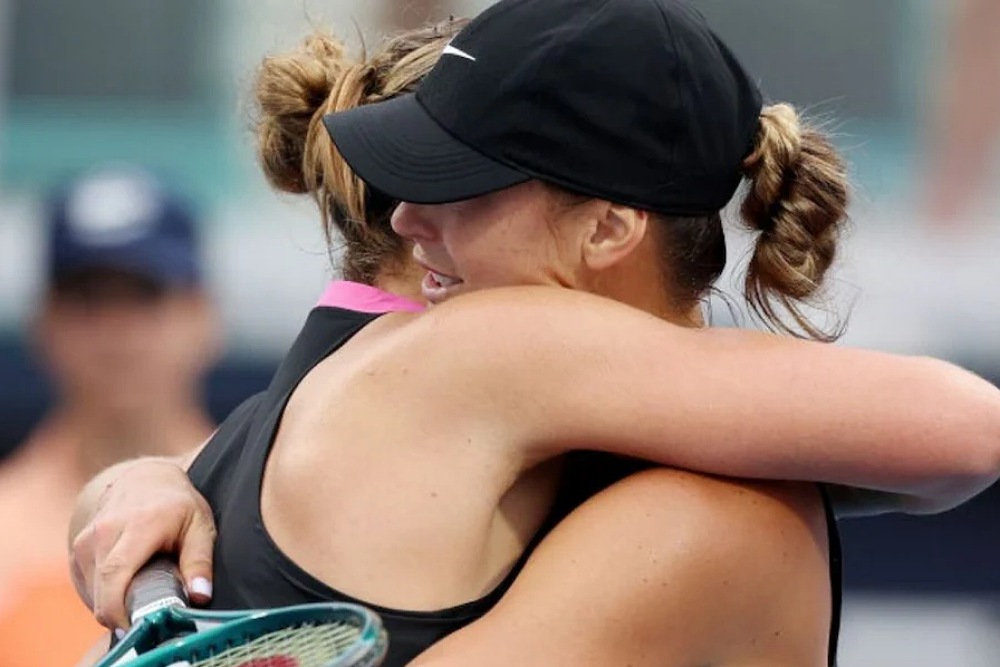 Esordio vincente per Sabalenka a Miami: toccante il momento a rete con Badosa (VIDEO)