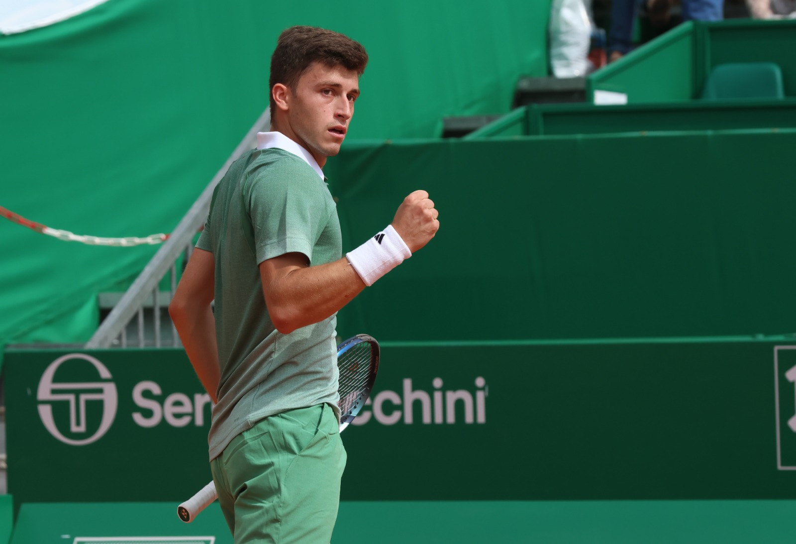 Luca Nardi parte con il piede giusto a Montecarlo, fuori Cobolli