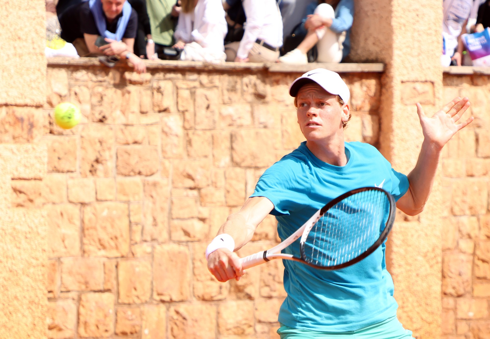 Jannik Sinner si allena a Montecarlo e prepara l’esordio nel torneo (FOTO)