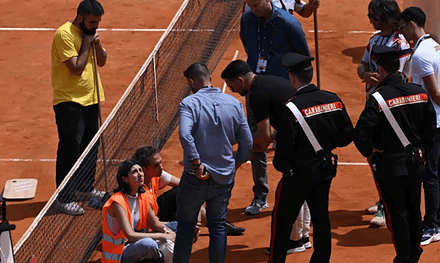 Gli attivisti interrompono gli Internazionali: sospesi due match