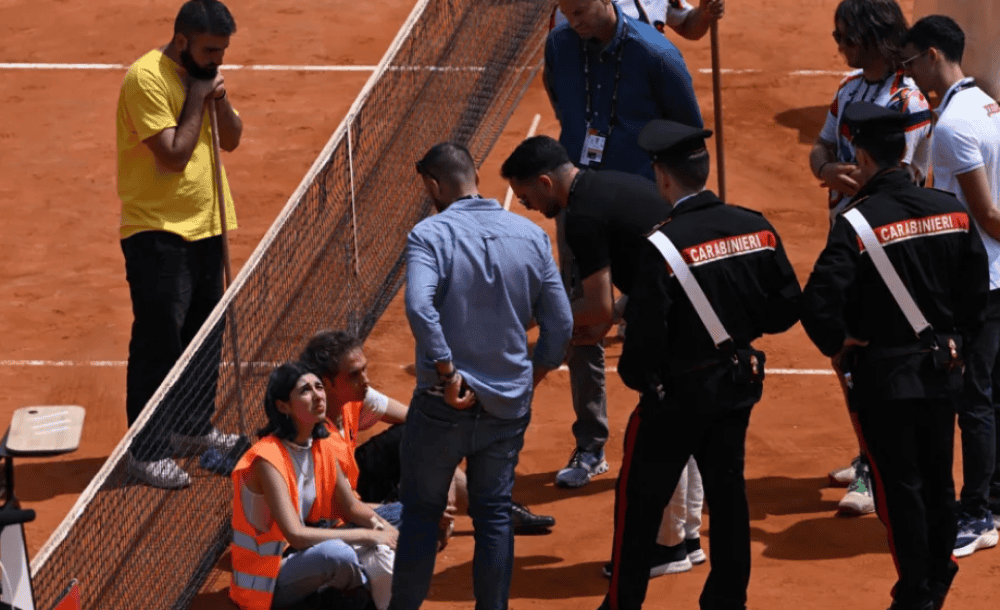 Gli attivisti interrompono gli Internazionali: sospesi due match