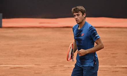 Flavio Cobolli conquista gli ottavi a Ginevra. Sconfitto Karatsev in due set