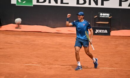 Luciano Darderi vola in semifinale a Lione. Rinderknech si ritira