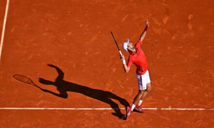 Roland Garros, Djokovic va di corsa e sconfigge Carballes Baena