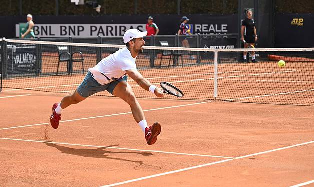 Internazionali, solo un incidente la borraccia che ha colpito Djokovic (VIDEO)