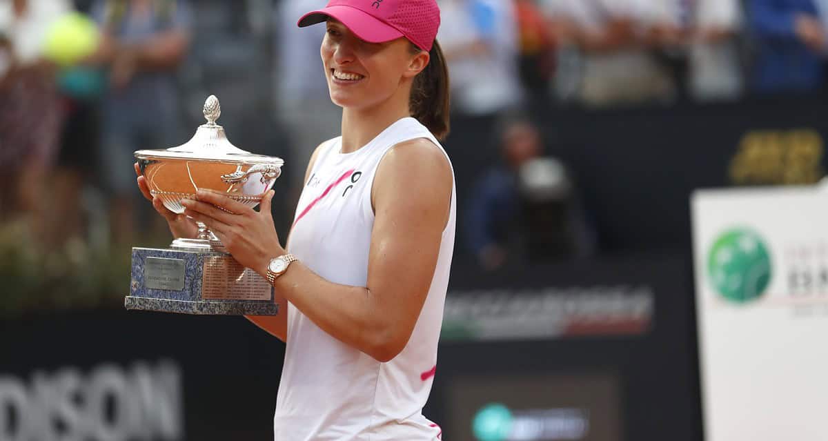 Iga, la regina “rossa”: “Grazie della coppa, la prossima volta anche un tiramisù”