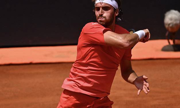 Tsitsipas si sblocca sul rosso: vittoria al tiebreak del terzo con Kypson