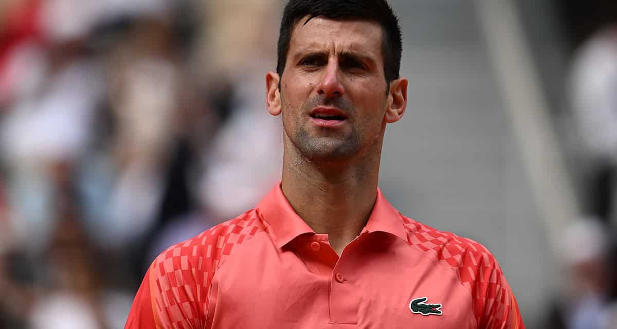 Djokovic colpito da una bottiglietta in testa (VIDEO)