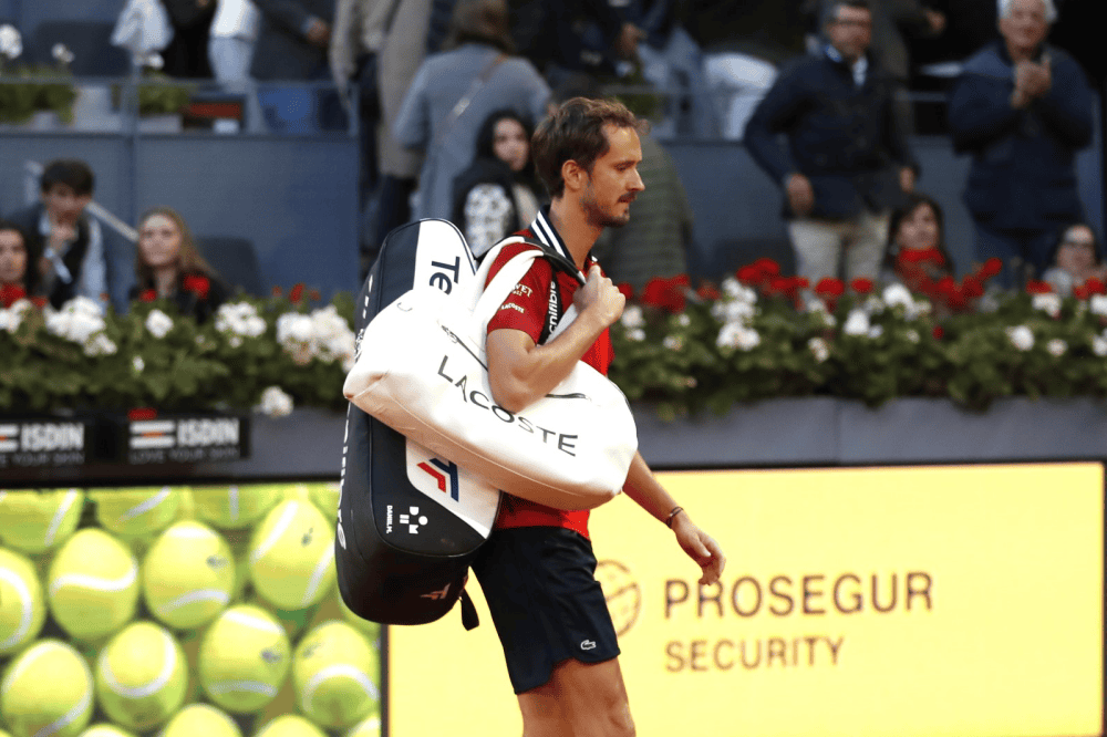 Madrid, Medvedev si ritira dopo un set. A Sabalenka la sfida con Rybakina