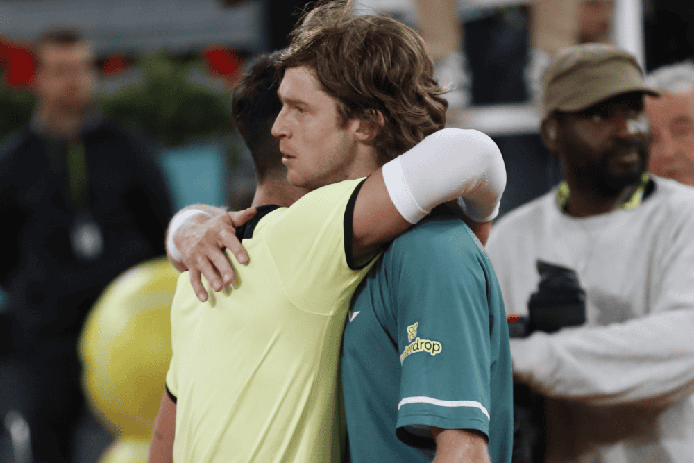Rublev rimonta Alcaraz e conquista la semifinale a Madrid