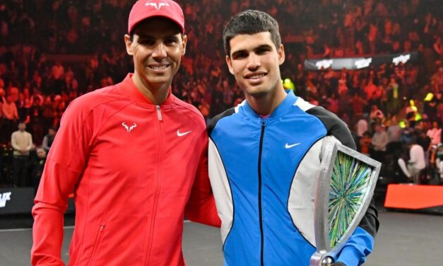 Carlos Alcaraz riceve i complimenti di Rafael Nadal dopo aver vinto a Monte Carlo