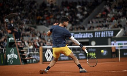 Alcaraz domina Tsitsipas e vola in semifinale: gli highlights del match