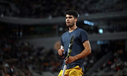 Carlos Alcaraz travolge Tsitsipas: sarà super sfida con Sinner in semifinale